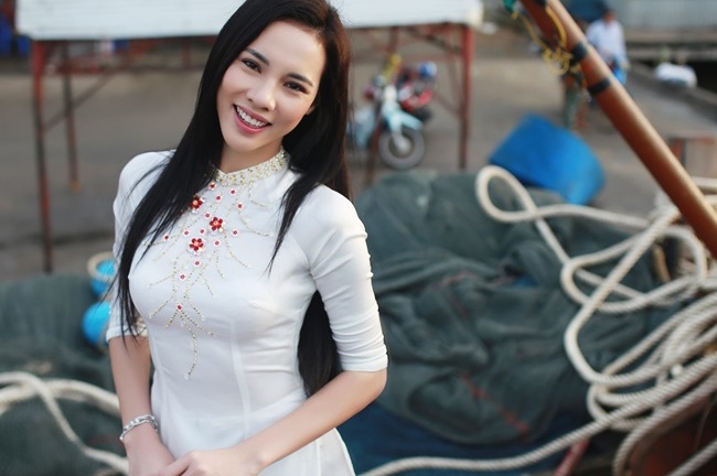 Á khôi Áo dài Lệ Quyên thướt tha tại bến cảng Gành Hào